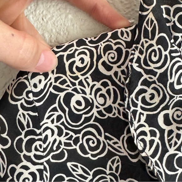 VTG Ann Taylor Womens Size 2 100% Silk Floral White Black Blouse Ruffle Preppy - Picture 5 of 10
